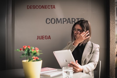 Evaluación comparativa de flujos de trabajo de OCR con mejora adaptativa para la digitalización de facturas minoristas multidominio