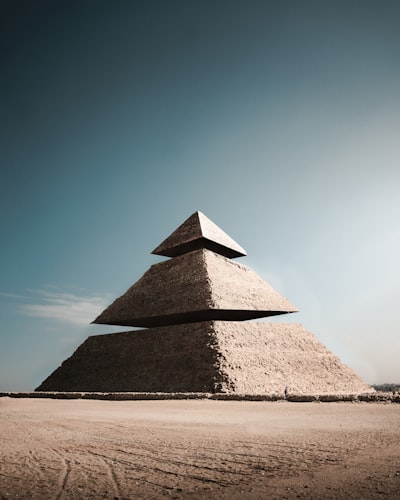 SkillPyramid: Marco de consolidación jerárquica para agentes autoevolutivos