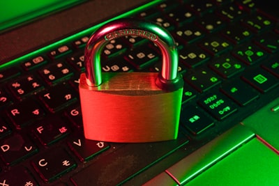 Prácticas ciberseguridad esenciales para proteger tus datos en 2025