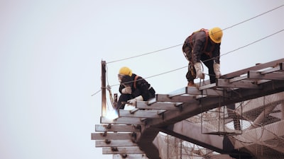 ¿Pueden los equipos de trabajadores humanos y agentes escalar sin aumentar los costos?