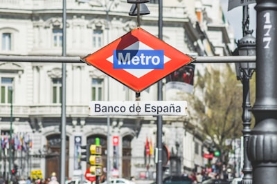 ¿Cómo pueden beneficiarse los bancos de Madrid al implementar los bots automatizados de n8n en 2025?