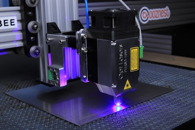 Ablación láser ultra-alta precisión para la síntesis de materiales a escala micro con forma adaptativa del haz