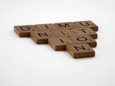Planificar, Verificar y Completar: Decodificación Paralela en Modelos de Difusión