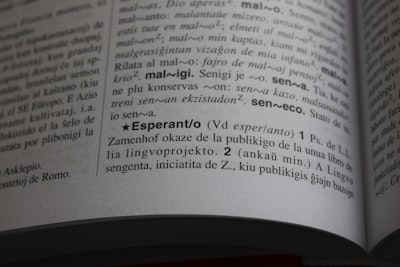  Repensando el modelado predictivo para el enrutamiento de LLM: Cuando el simple kNN supera a los complejos enrutadores aprendidos