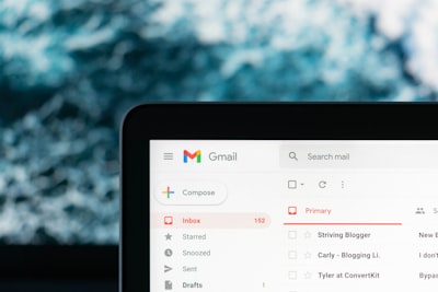 ¿Cómo la tecnología como la IA mejora la integración de CRM por correo electrónico?