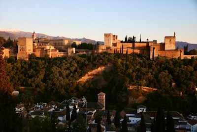 Mejores 5 empresas de servicios de creación de contenido de IA en Granada