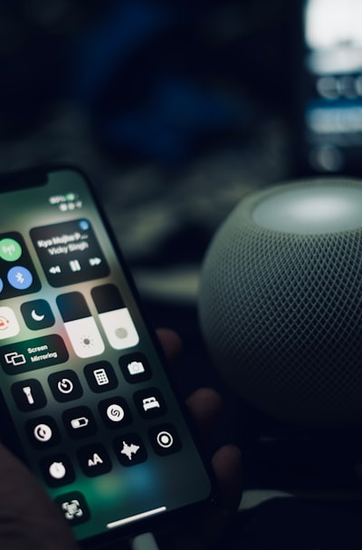 ¿Cómo puede el diseño de aplicaciones optimizar la búsqueda por voz en 2025?