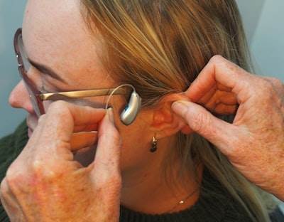 Implante ocular que cambia la vida ayuda a pacientes ciegos a leer de nuevo