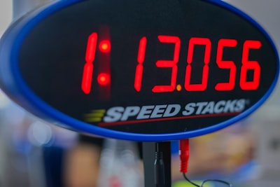 Más allá del if (stock > 0): Manejo de condiciones de carrera en sistemas de comercio electrónico de alto tráfico