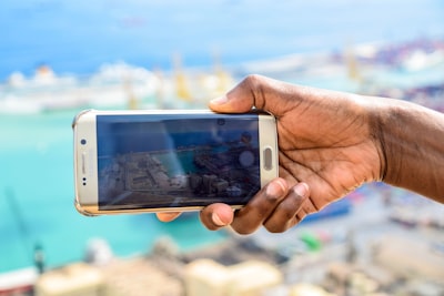 ¿Cuál es el costo de mantenimiento de aplicaciones para turismo en España?