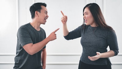 Logrando la paridad humana en el reconocimiento de voz conversacional