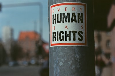 Más allá de la prejuicio humano: Un nuevo compasso ético para la IA por Arvind Sundararajan