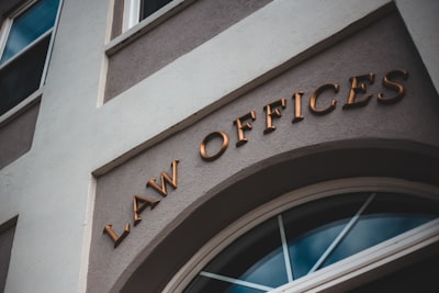 Cómo las firmas de abogados pueden utilizar la inteligencia artificial sin violar las normas de confidencialidad de la ABA de manera segura y confiable