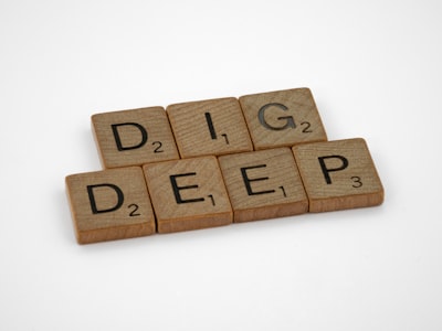 ¿Son fiables los solucionadores híbridos de EDP basados en deep learning?