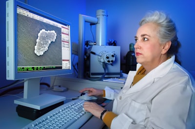 IA no supervisada para tomografía STEM-EDX en memorias de cambio de fase