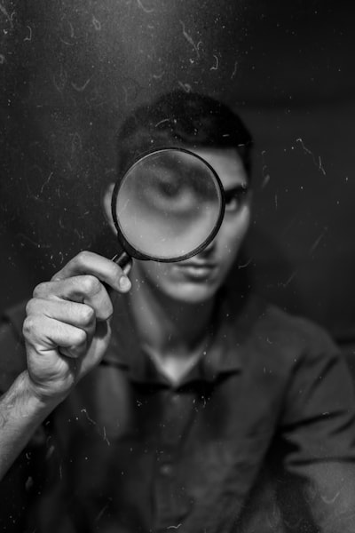 Cómo el Análisis Estático Puede Exponer Datos Personales Ocultos en el Código Fuente