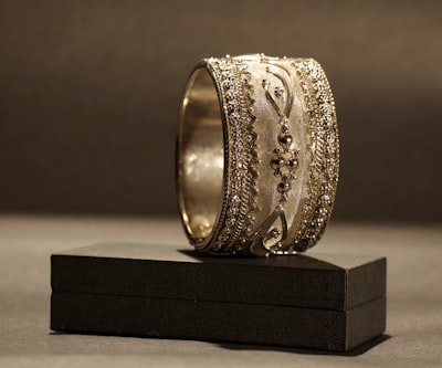 10 Anillos de plata atemporales de Jimmy Jewelry que definen gracia y elegancia