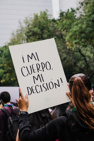 Dirige como el LLM: Dirección de activación que imita el prompting