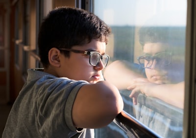 Difíciles ejemplos afectan el aprendizaje contrastivo no supervisado: Una perspectiva teórica