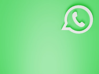 Advertencia de WhatsApp: Padres británicos engañados por 500.000 libras con una IA que se presenta como sus hijos