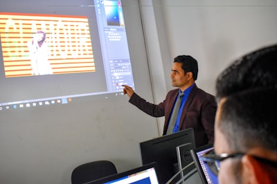Análisis comparativo de la programación de aplicaciones: Maestría en el tema