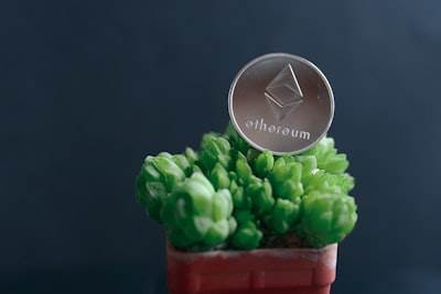 Acelerando la recuperación de malla humana a través de la fusión de tokens y capas con decodificación de difusión