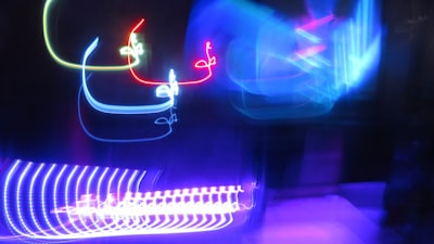 Caracterización avanzada del dispositivo electroluminiscente a través de la espectroscopia impedancia multifrecuencia y aprendizaje automático