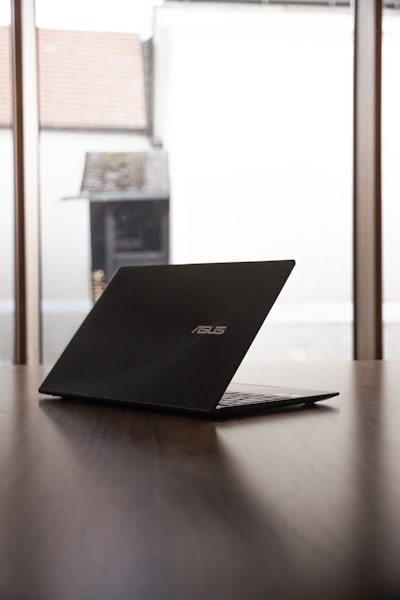 Asus informa a los críticos de un precio de Zenbook A16, luego lo aumenta inmediatamente