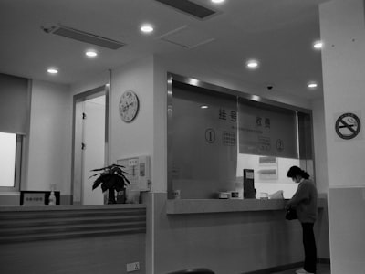 Comparación: Sistema Automático de Programación de Citas vs Recepcionista Humano: ¿Cuál es Mejor?