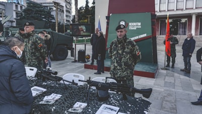 Una plataforma de IA agente consciente de gobernanza para operaciones de seguridad unificadas
