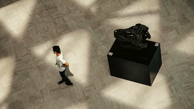 Desde Caja Negra a Caja de Cristal: Redefiniendo la Inteligencia Artificial Empresarial con Planeación en Caja – Agente Pi en Cadena de Suministro y Manufactura