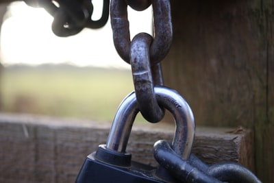 Explotación de vulnerabilidad de Vision-LLM: Mejorando los ataques tipográficos con direcciones instructivas