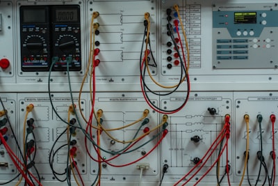 Cuándo elegir la automatización de procesos sin programación sobre las soluciones energéticas tradicionales en España