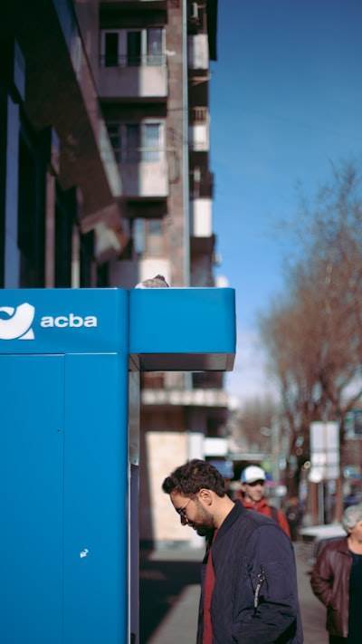 ¿Por qué deberían los bancos españoles invertir en el desarrollo de bots con IA en 2025?