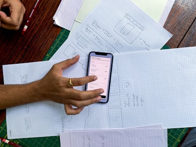 Consultores de aplicaciones móviles vs equipos internos de desarrollo: Comparación completa
