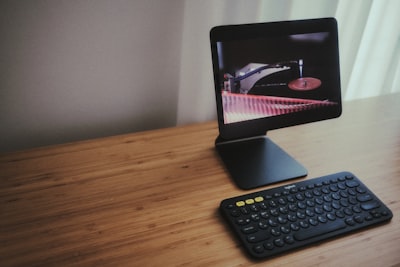 Formas inteligentes de ayudar a que tu PC sobreviva a través del apocalipsis de precios de componentes para PC: revisa las temperaturas, reemplaza los viejos AIOs y PSUs, mantén un ojo en la TBW de tu unidad de arranque, y más