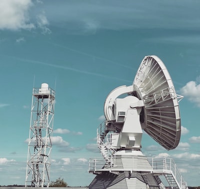 Radar cognitivo consciente de potencia para seguimiento multitarget