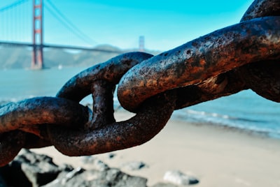  Deja de confiar en torch.load(): Una guía completa para la seguridad de la cadena de suministro de IA (Malware, Licencias y Firma)