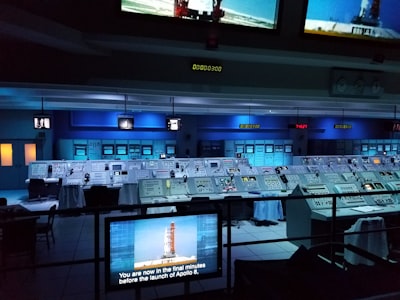 Optimización del flujo automatizado en escenarios de emergencia en un Centro Espacial: Una aproximación de modelado predictivo