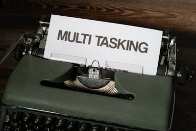 ¿Qué buscar en las soluciones de inteligencia artificial para automatizar tareas administrativas y optimizar costos?