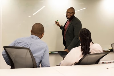 Cómo implementar anuncios de negocios de IA en mi empresa?