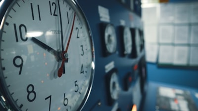 ¿Cuánto tiempo se tarda en implementar software de automatización de flujos de trabajo en almacenes?