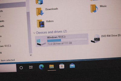 Cómo activar el Historial de archivos en Windows 11 usando Panel de control, PowerShell o Directiva de grupo