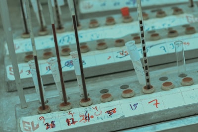 Descubrimiento de biomarcadores cuantitativos a través de la integración de datos multimodales y validación automatizada