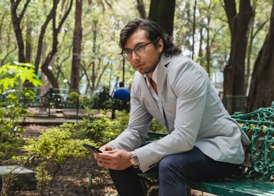 De las luchas universitarias al fundador de IA reconocido por Google: Disruptiendo el modelo de agencia de IA con OnePersonAI