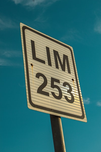 Límites de velocidad de respuesta y lotificación: Cómo evitar que tu API de LLM se derrita