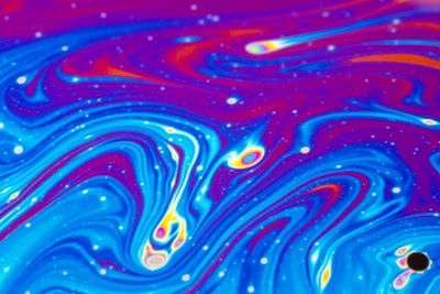 Mapeo de polarización de ondas gravitacionales a través de redes semánticas hiperdimensionales