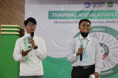 Implementación en la construcción de APIs de machine learning avanzadas con multi-punto final utilizando LitServe: lotes, transmisión en tiempo real, caché y análisis local