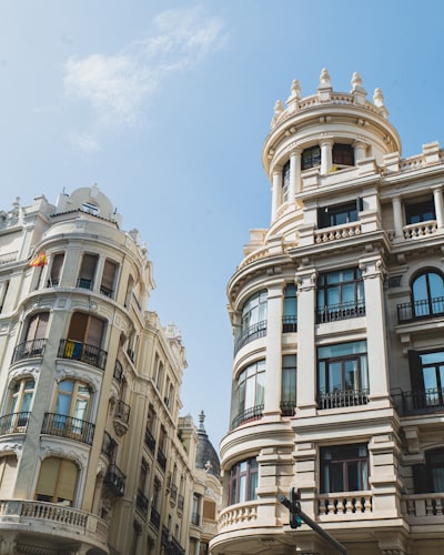 Por qué las empresas de bienes raíces en España prefieren el desarrollo de programas de gestión personalizados en 2024