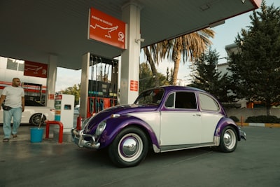 5 autos a gasolina baratos que son tan eficientes que no necesitas un híbrido